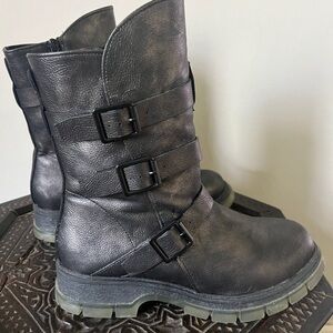 Mia Seth Moto Lug Sole Buckle Boots Metallic Black Vegan Leather Women's Size 8